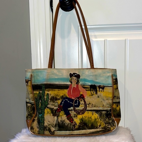 Handbags - 𝅺super fun vintage cowgirl purse with beads on front!Yee haw ❤️